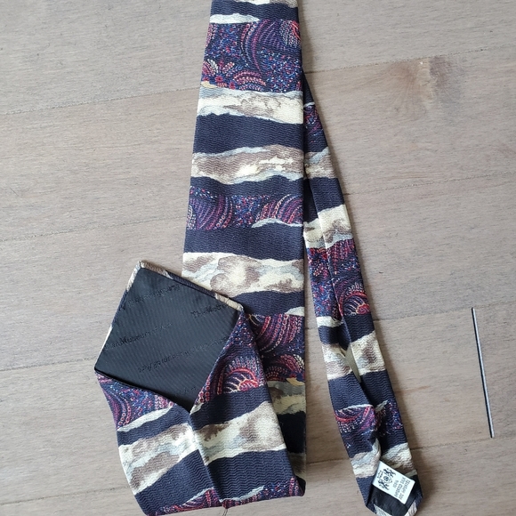 Metropolitan Museum of Art 100% silk tie - Picture 5 of 7